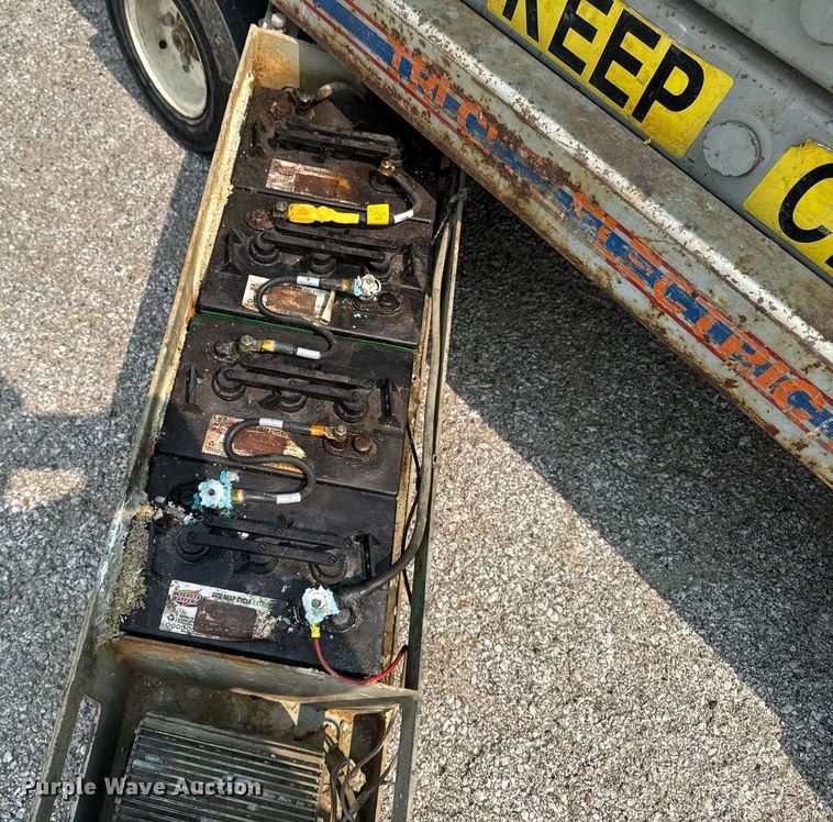 image for item DV2721 1993 Skyjack SJ-3220 scissor lift