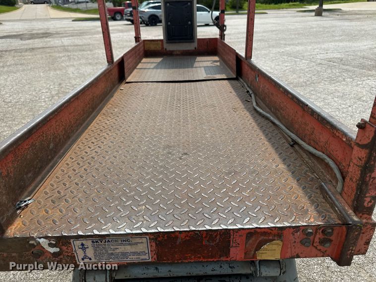image for item DV2721 1993 Skyjack SJ-3220 scissor lift