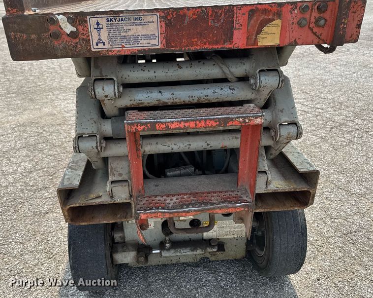 image for item DV2721 1993 Skyjack SJ-3220 scissor lift