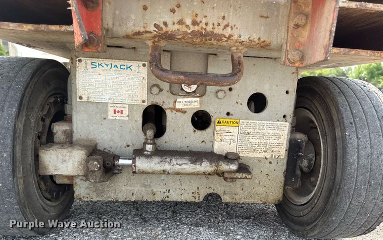 image for item DV2721 1993 Skyjack SJ-3220 scissor lift