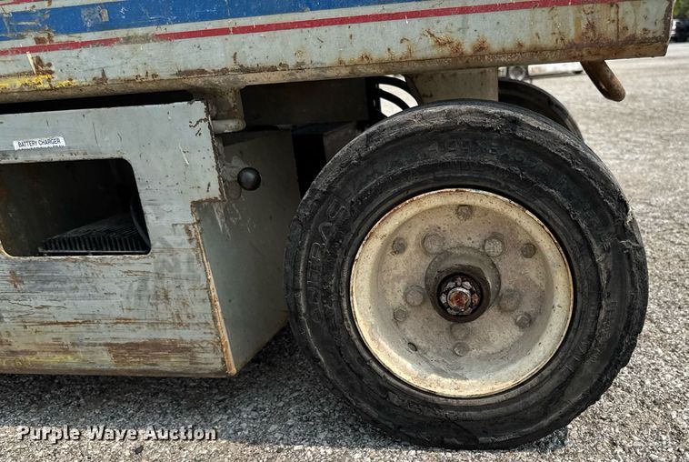 image for item DV2721 1993 Skyjack SJ-3220 scissor lift