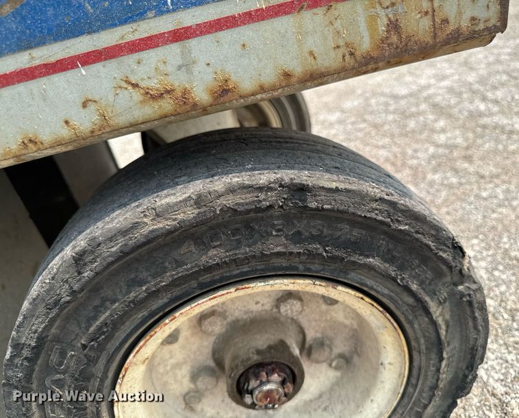 image for item DV2721 1993 Skyjack SJ-3220 scissor lift