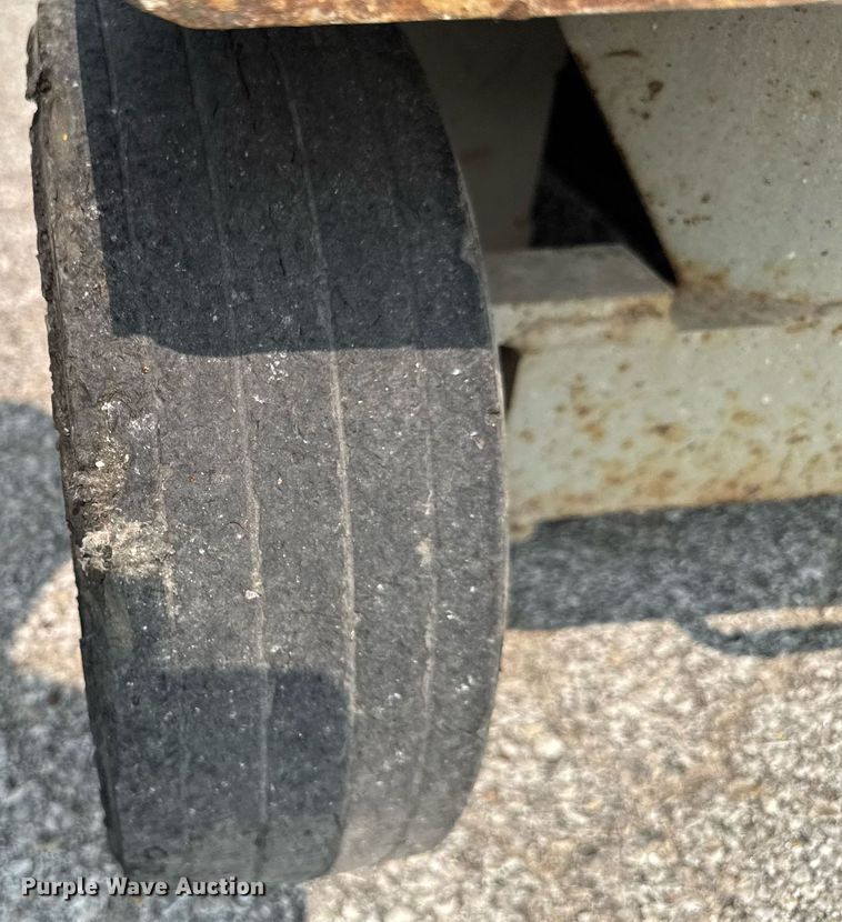 image for item DV2721 1993 Skyjack SJ-3220 scissor lift