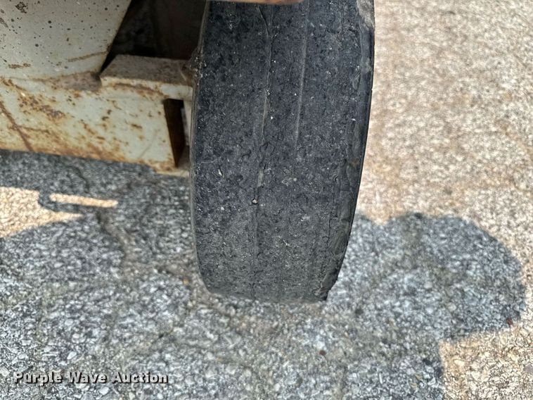 image for item DV2721 1993 Skyjack SJ-3220 scissor lift