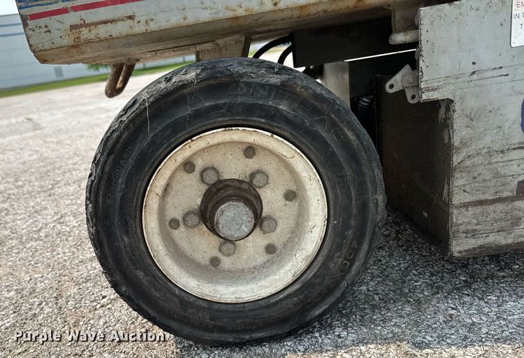 image for item DV2721 1993 Skyjack SJ-3220 scissor lift