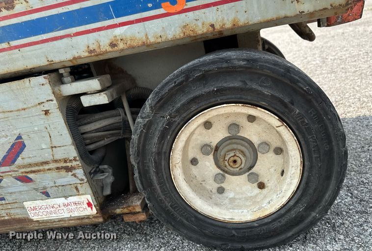 image for item DV2721 1993 Skyjack SJ-3220 scissor lift