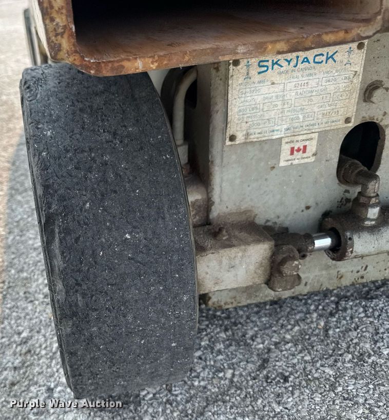 image for item DV2721 1993 Skyjack SJ-3220 scissor lift