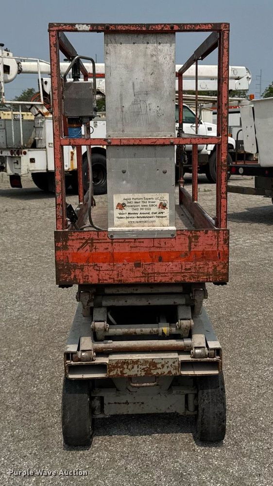 image for item DV2722 1993 Skyjack SJ-3220 scissor lift