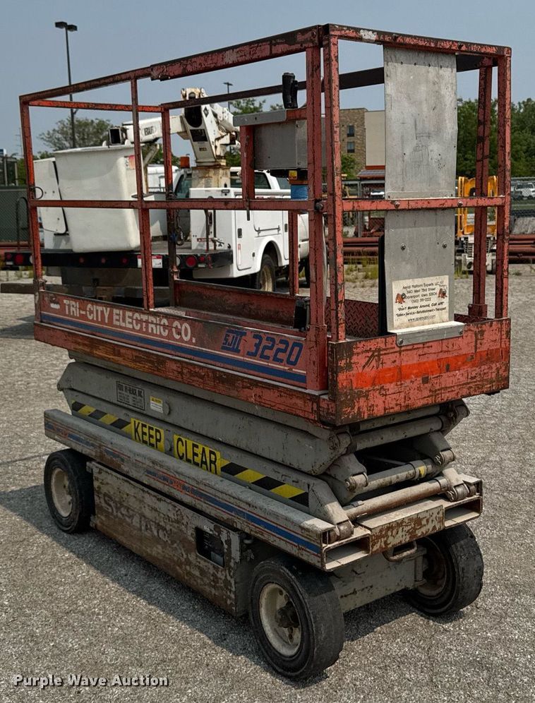 image for item DV2722 1993 Skyjack SJ-3220 scissor lift