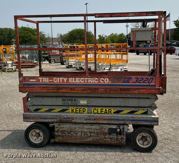 image for item DV2722 1993 Skyjack SJ-3220 scissor lift