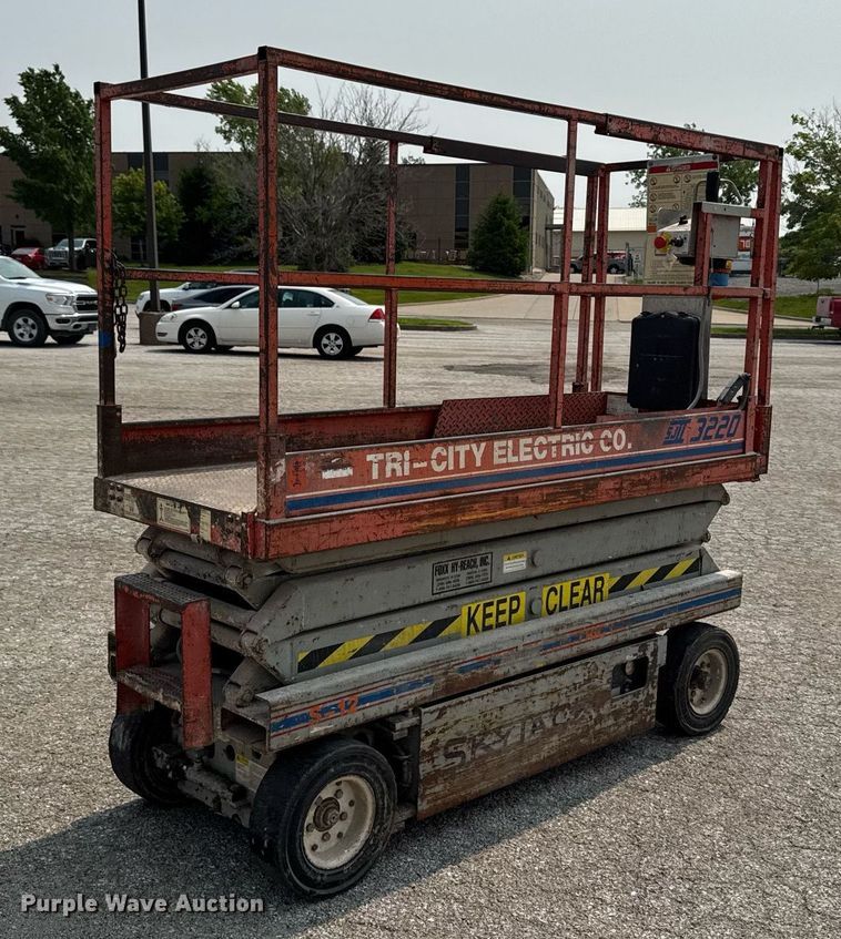 image for item DV2722 1993 Skyjack SJ-3220 scissor lift