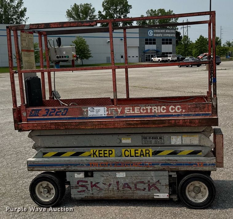 image for item DV2722 1993 Skyjack SJ-3220 scissor lift