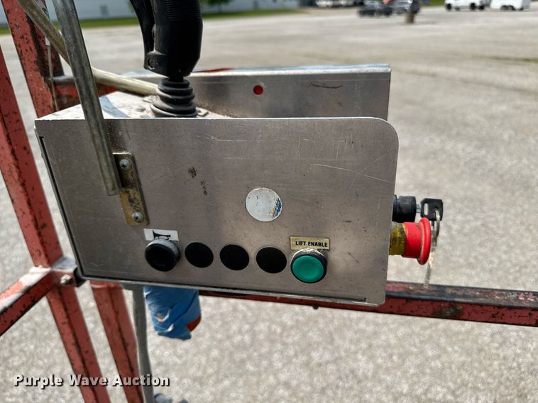 image for item DV2722 1993 Skyjack SJ-3220 scissor lift