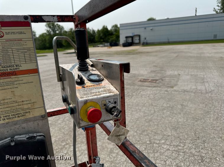 image for item DV2722 1993 Skyjack SJ-3220 scissor lift