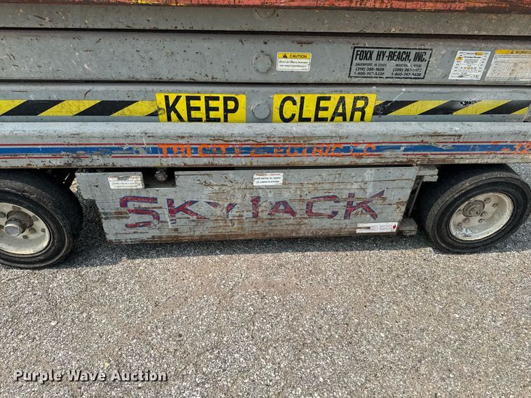 image for item DV2722 1993 Skyjack SJ-3220 scissor lift