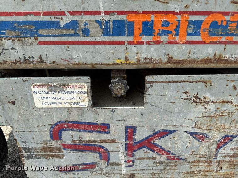 image for item DV2722 1993 Skyjack SJ-3220 scissor lift