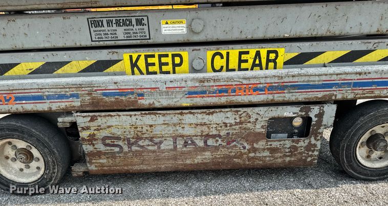 image for item DV2722 1993 Skyjack SJ-3220 scissor lift