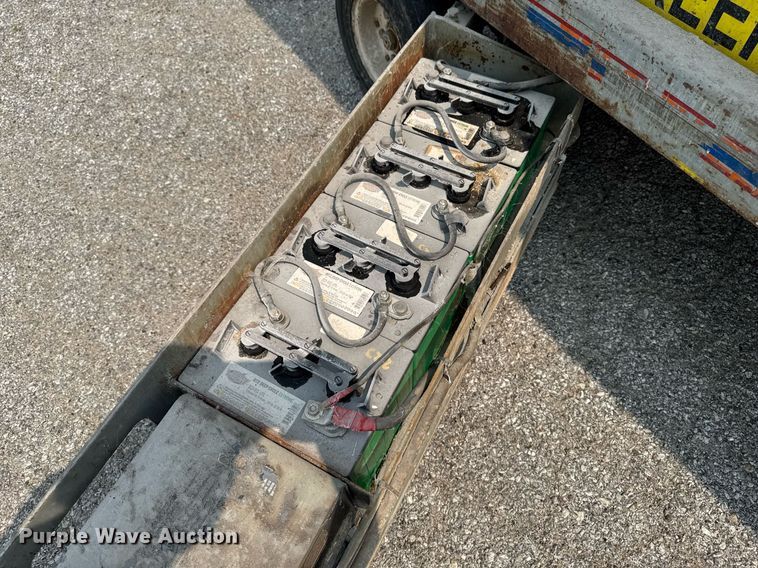 image for item DV2722 1993 Skyjack SJ-3220 scissor lift