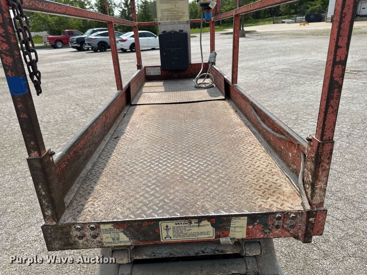image for item DV2722 1993 Skyjack SJ-3220 scissor lift
