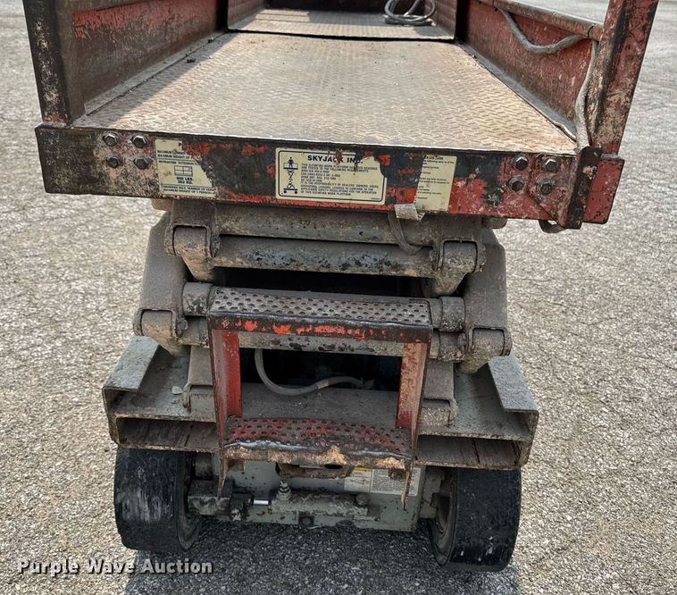 image for item DV2722 1993 Skyjack SJ-3220 scissor lift