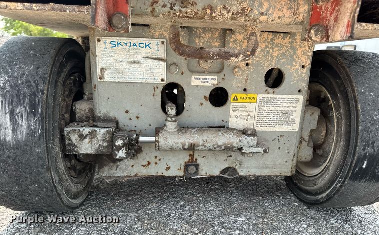 image for item DV2722 1993 Skyjack SJ-3220 scissor lift