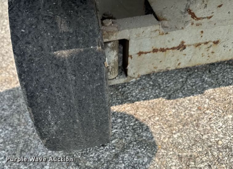 image for item DV2722 1993 Skyjack SJ-3220 scissor lift