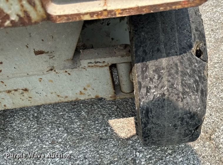 image for item DV2722 1993 Skyjack SJ-3220 scissor lift