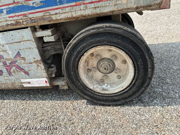 image for item DV2722 1993 Skyjack SJ-3220 scissor lift