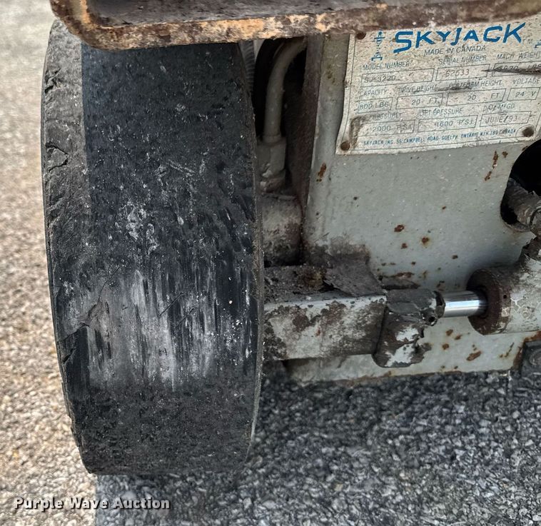 image for item DV2722 1993 Skyjack SJ-3220 scissor lift