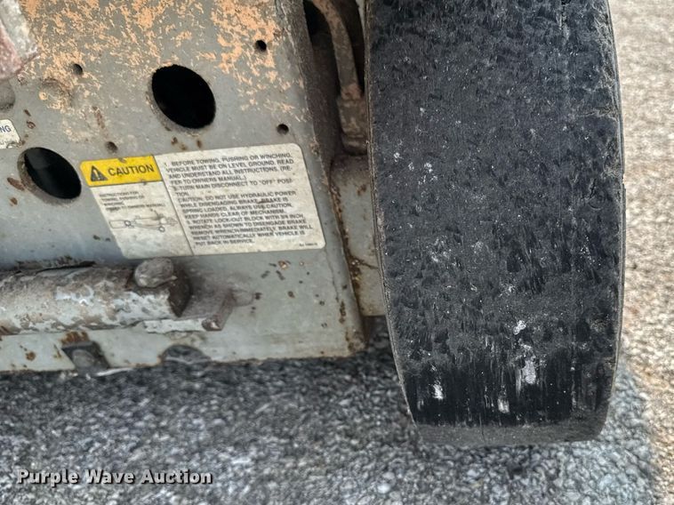 image for item DV2722 1993 Skyjack SJ-3220 scissor lift