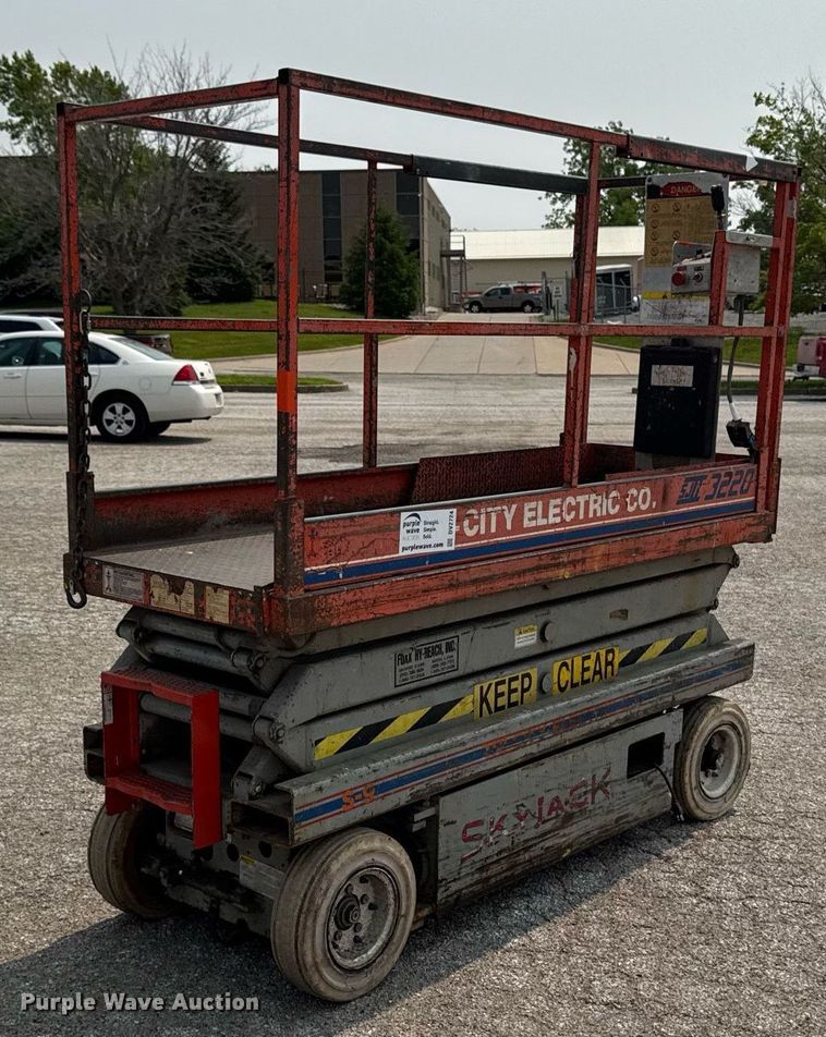 image for item DV2723 1993 Skyjack SJ-3220 scissor lift