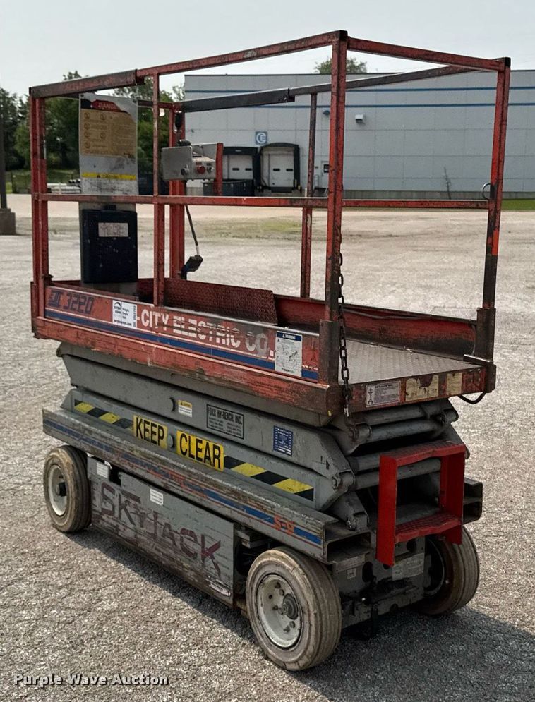 image for item DV2723 1993 Skyjack SJ-3220 scissor lift