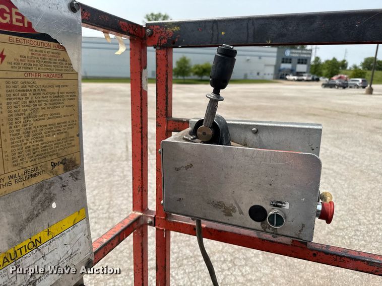 image for item DV2723 1993 Skyjack SJ-3220 scissor lift