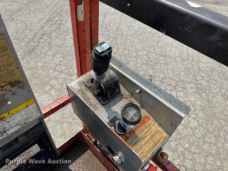 image for item DV2723 1993 Skyjack SJ-3220 scissor lift