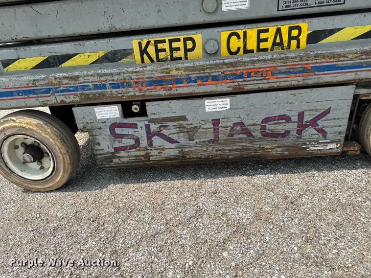 image for item DV2723 1993 Skyjack SJ-3220 scissor lift
