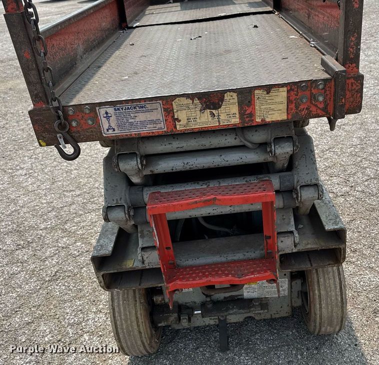 image for item DV2723 1993 Skyjack SJ-3220 scissor lift