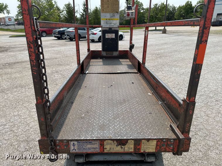image for item DV2723 1993 Skyjack SJ-3220 scissor lift