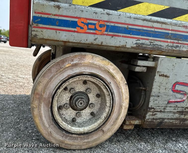 image for item DV2723 1993 Skyjack SJ-3220 scissor lift