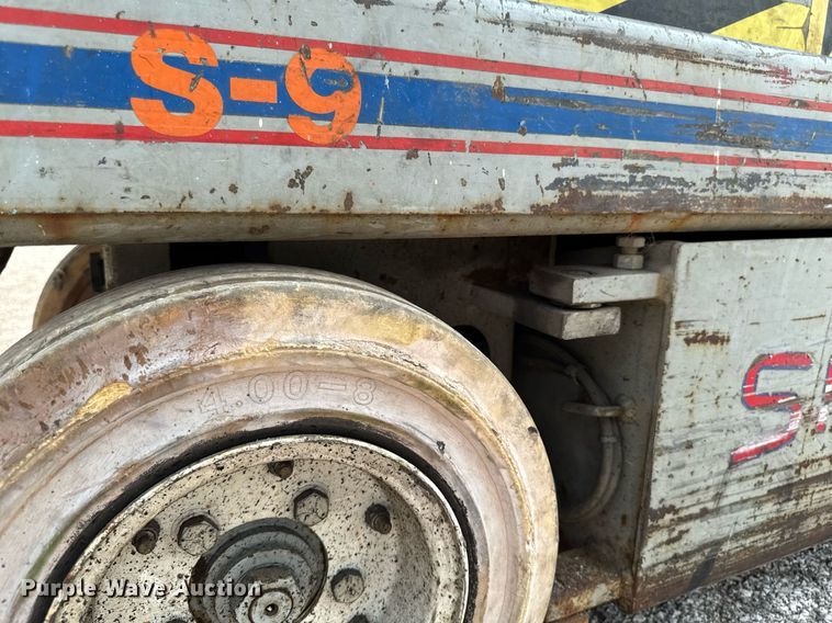 image for item DV2723 1993 Skyjack SJ-3220 scissor lift