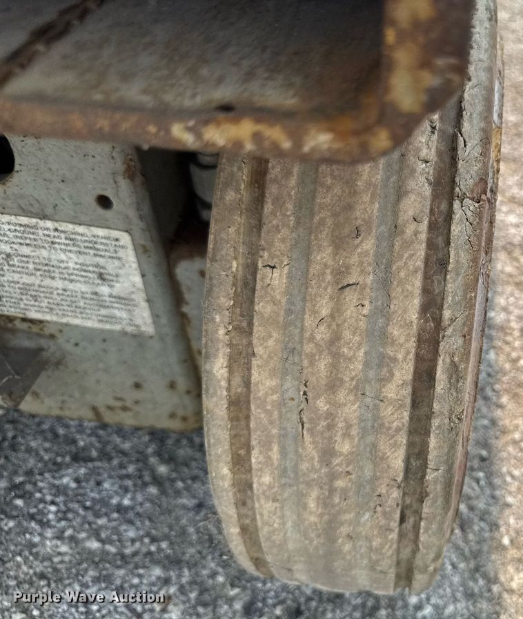 image for item DV2723 1993 Skyjack SJ-3220 scissor lift