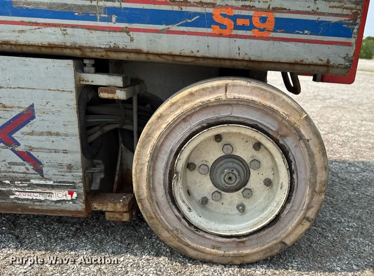 image for item DV2723 1993 Skyjack SJ-3220 scissor lift