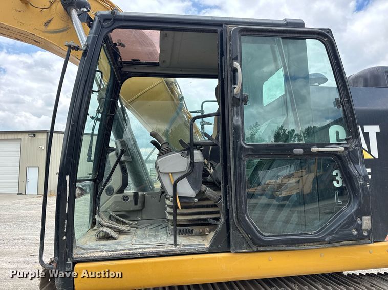 image for item DV4112 2015 Caterpillar 323FL excavator