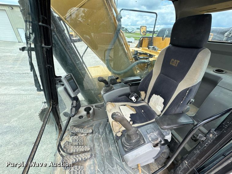 image for item DV4112 2015 Caterpillar 323FL excavator