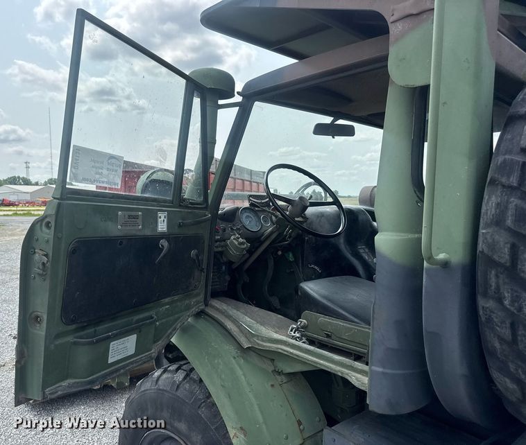 image for item DV4131 1987 Freightliner UC03JL Unimog emplacement excavator