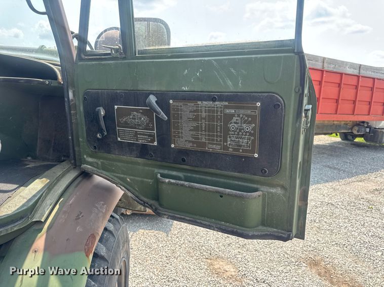 image for item DV4131 1987 Freightliner UC03JL Unimog emplacement excavator