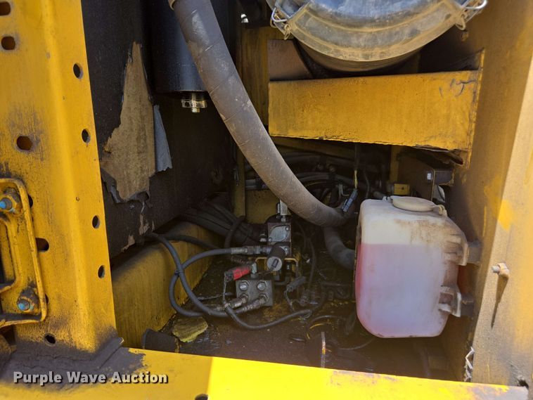 image for item DW1990 2012 Komatsu PC210LC-8 excavator