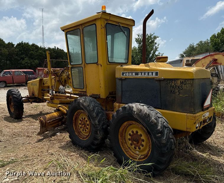 image for item DX5467 1975 John Deere 570A motor grader
