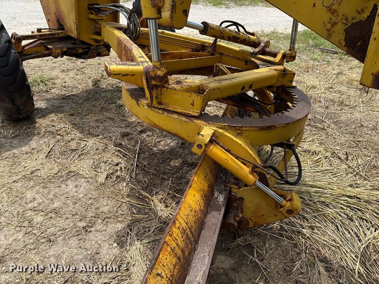 image for item DX5467 1975 John Deere 570A motor grader