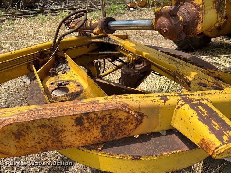 image for item DX5467 1975 John Deere 570A motor grader