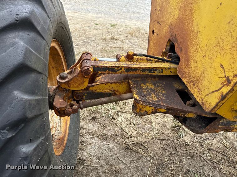 image for item DX5467 1975 John Deere 570A motor grader